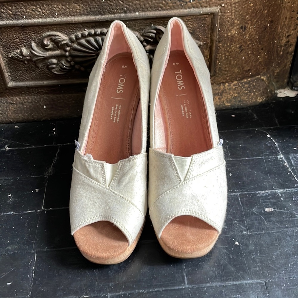 Tom’s size 9 wedges